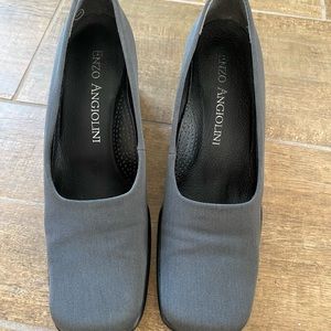 Gray work pumps